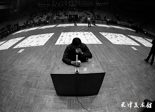 5.李锦河摄影“1988年11月29日中国象棋特级大师柳大华盲棋对弈15位天津棋手”.jpg