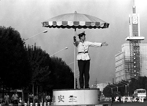 12.李  军摄影“1982年6月27日南京路上民警指挥交通”.jpg